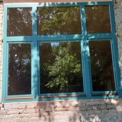 Vadászházba beépített kültéri nyílászárók zöld színben